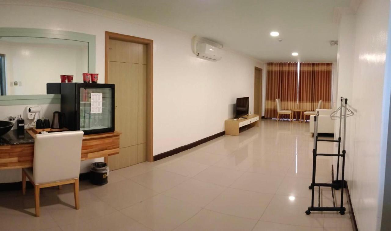 Punta Clark Hotel Clark Field Экстерьер фото