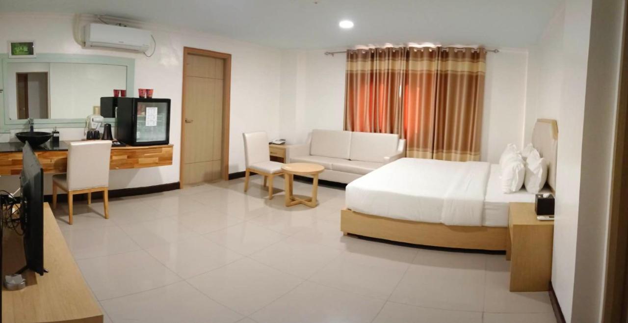 Punta Clark Hotel Clark Field Экстерьер фото