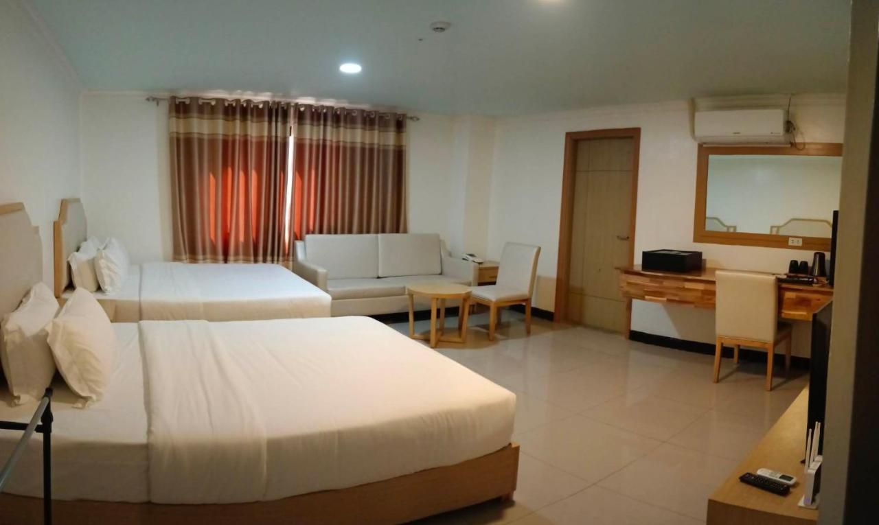 Punta Clark Hotel Clark Field Экстерьер фото