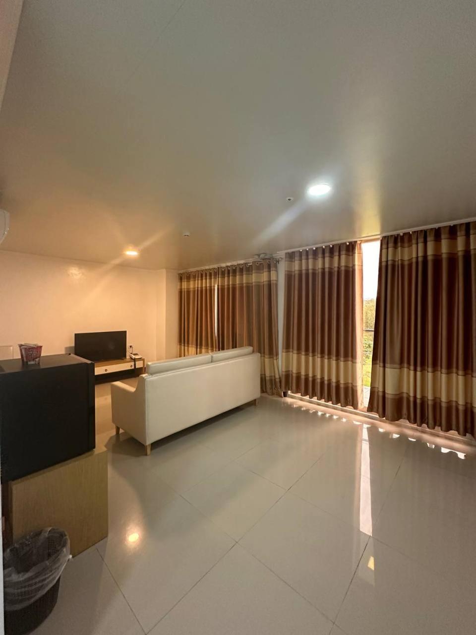 Punta Clark Hotel Clark Field Экстерьер фото