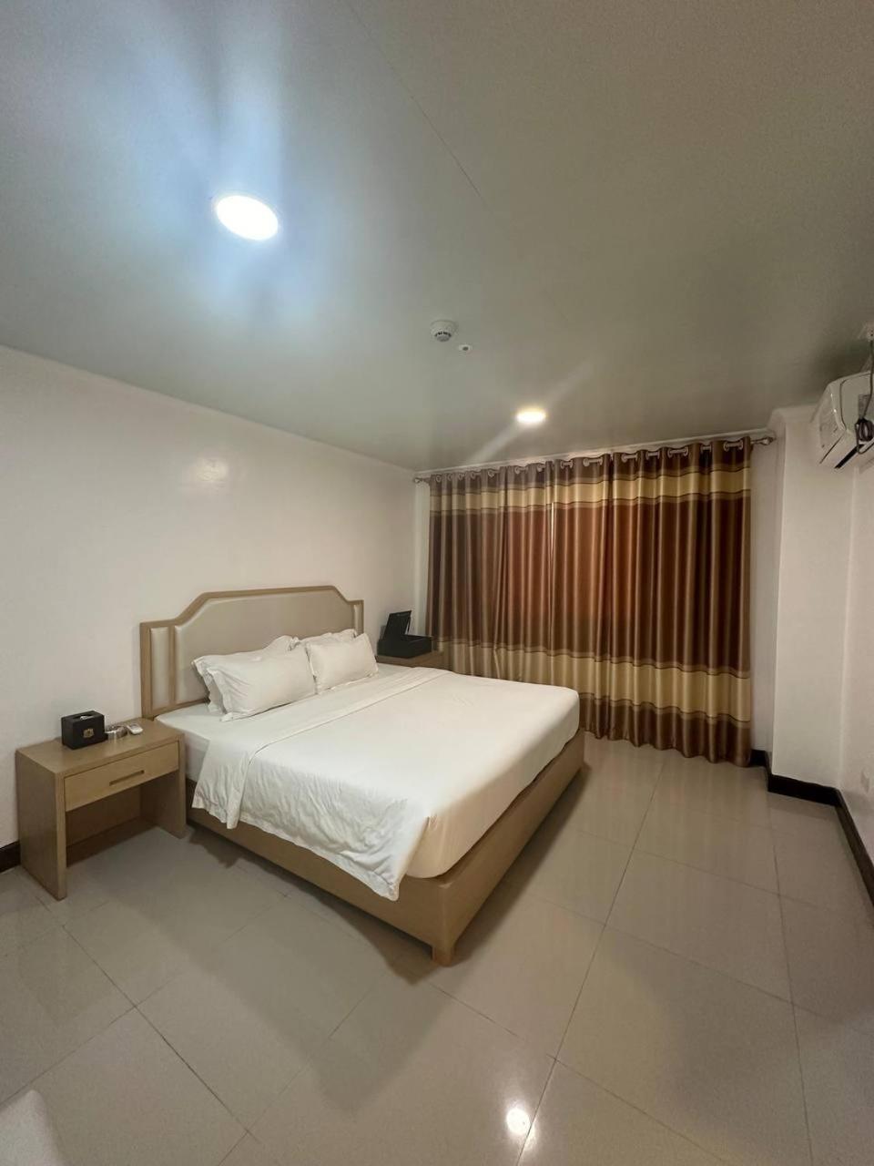 Punta Clark Hotel Clark Field Экстерьер фото